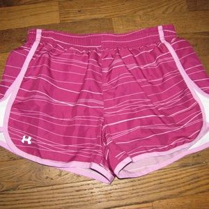 UNDER ARMOUR athletic shorts w/ liner; small